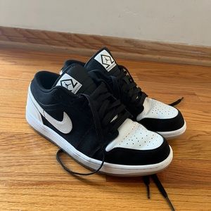 Jordan 1 Low SE - Black White - Size 8